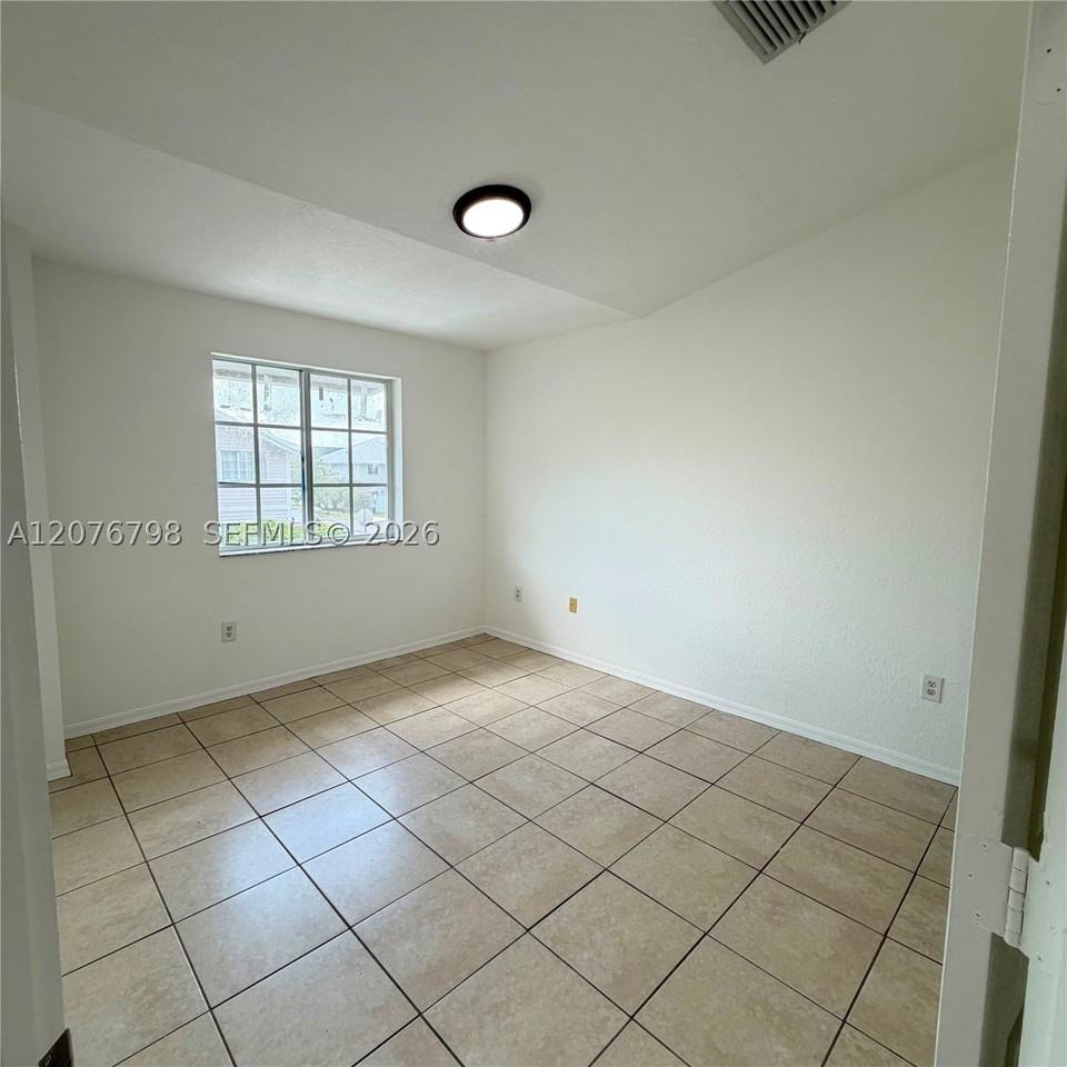 923 Se 16th Ct - Photo 7 of 21