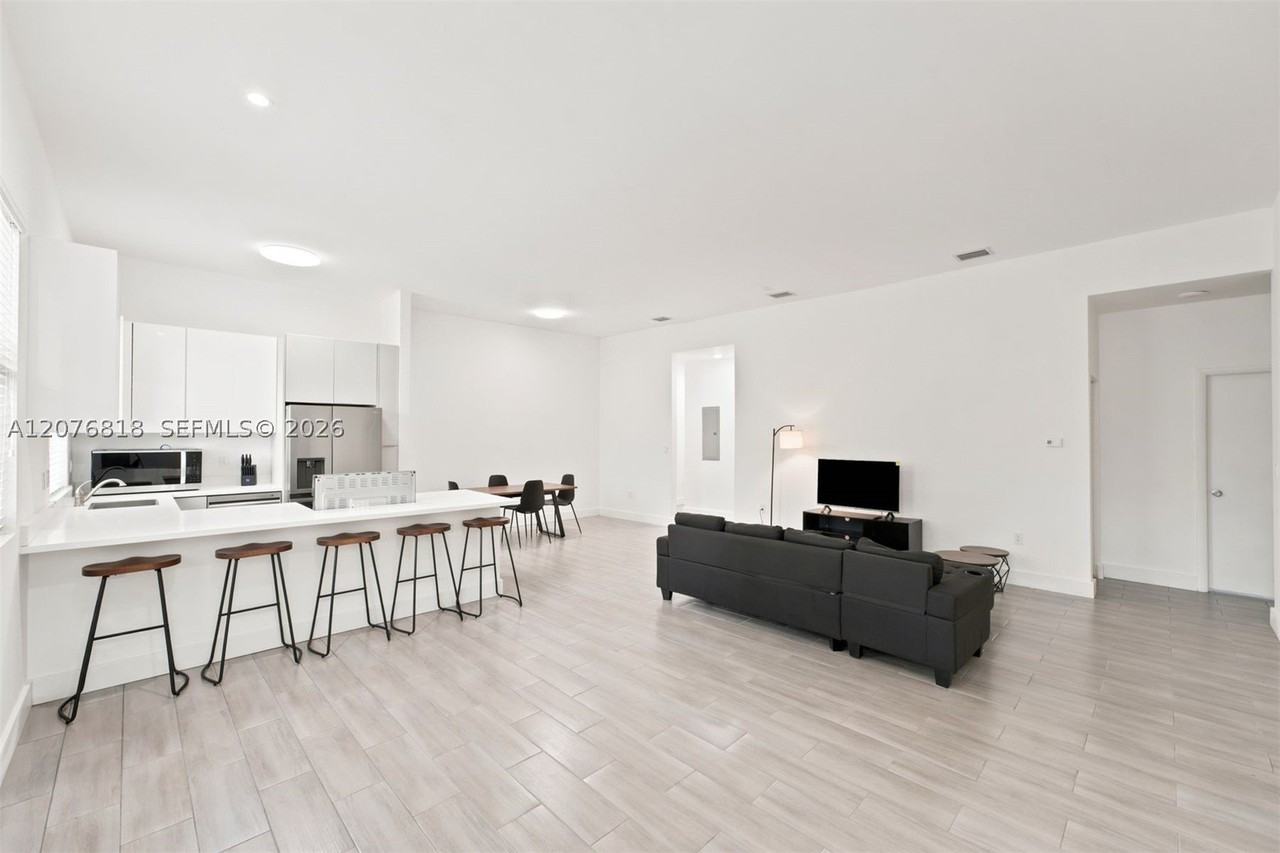 1544 Nw 59th St #B - Photo 3 of 23