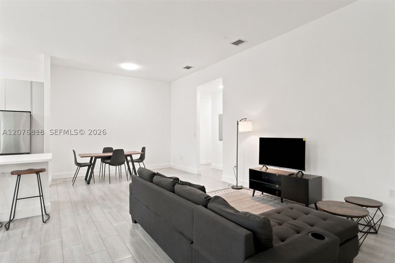 1544 Nw 59th St #B - Photo 4 of 23