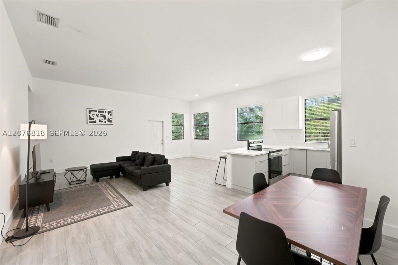 1544 Nw 59th St #B - Photo 5 of 23