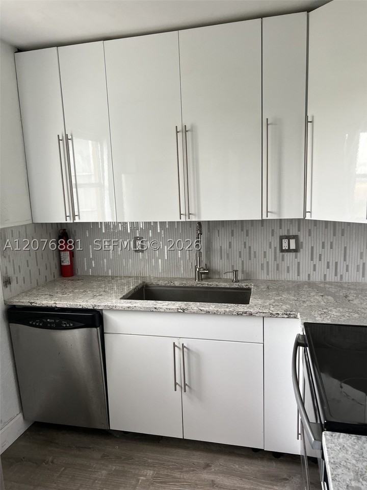941 Crystal Lake Dr #305 - Photo 3 of 9