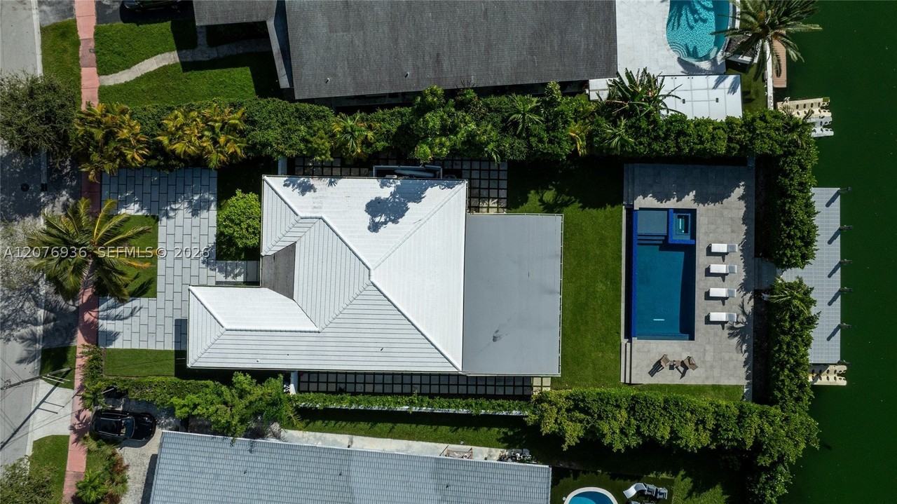 740 S Shore Dr - Photo 3 of 40