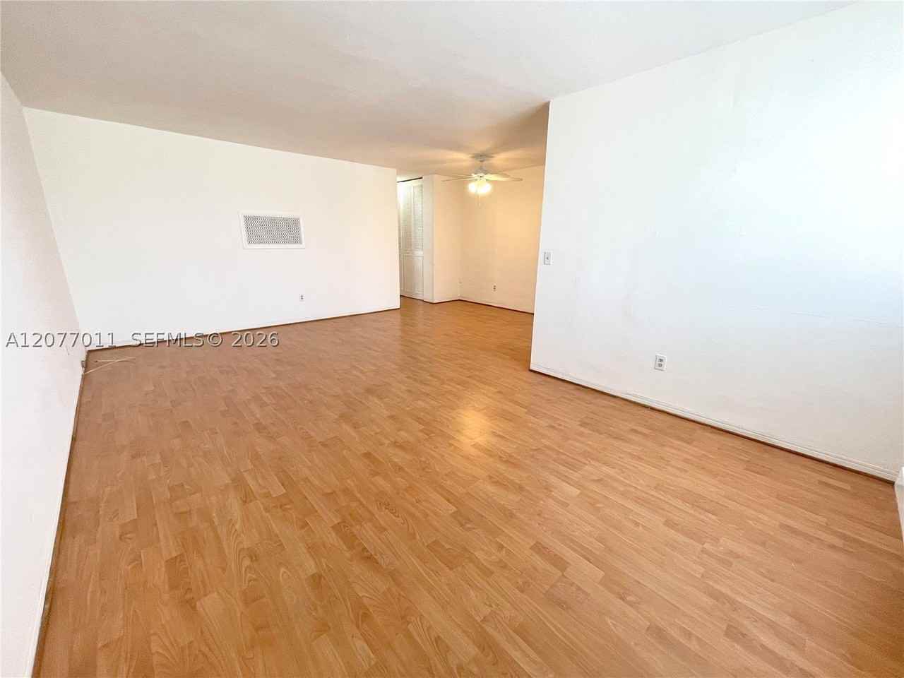 441 Collins Ave #30 - Photo 3 of 13