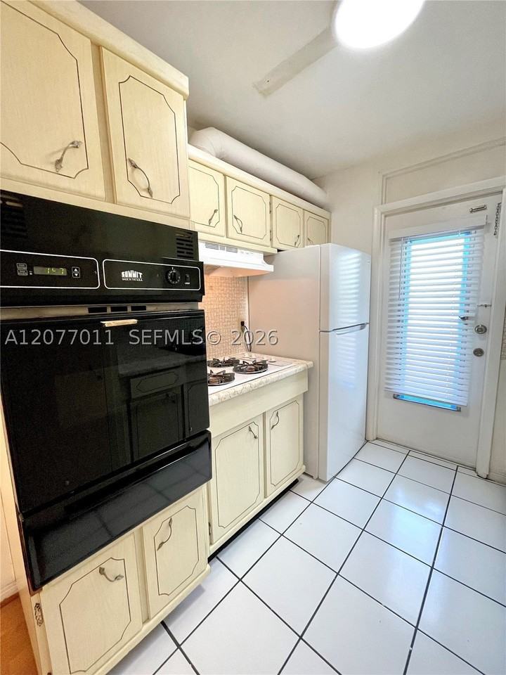 441 Collins Ave #30 - Photo 5 of 13