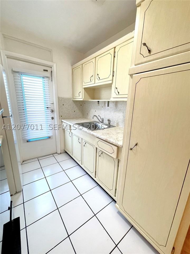441 Collins Ave #30 - Photo 6 of 13