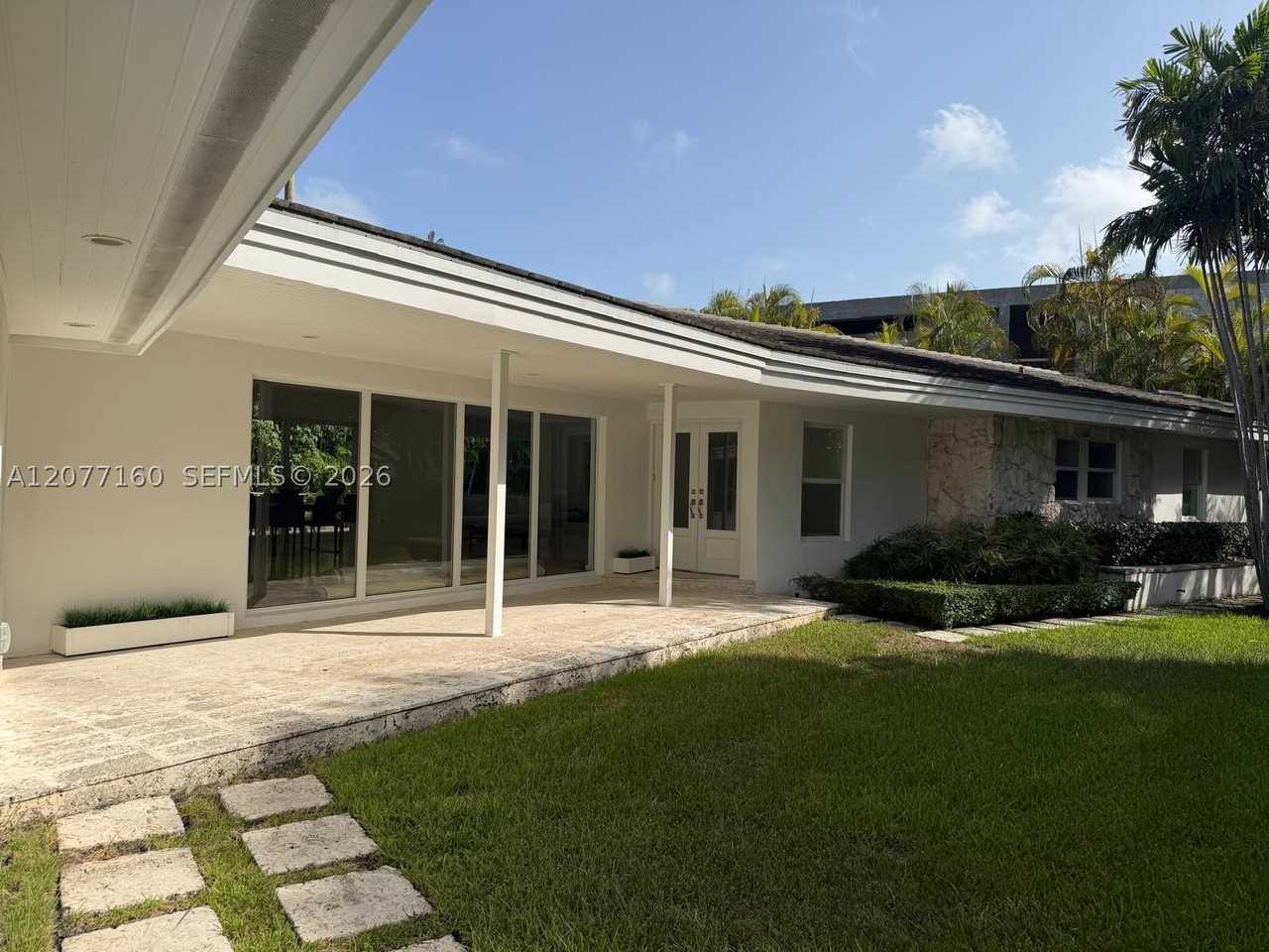 335 Harbor Dr - Photo 4 of 7