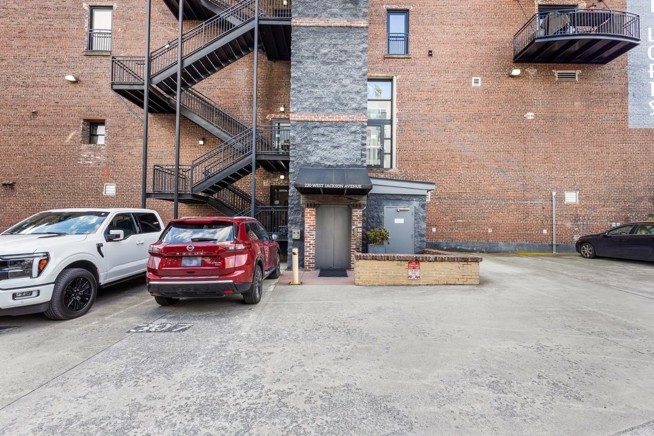 220 W Jackson Ave #205 - Photo 3 of 40