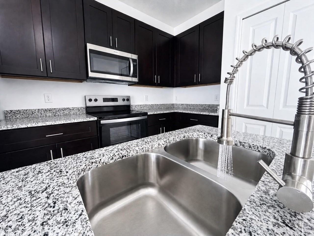 2741 W Rutland Dr - Photo 6 of 8