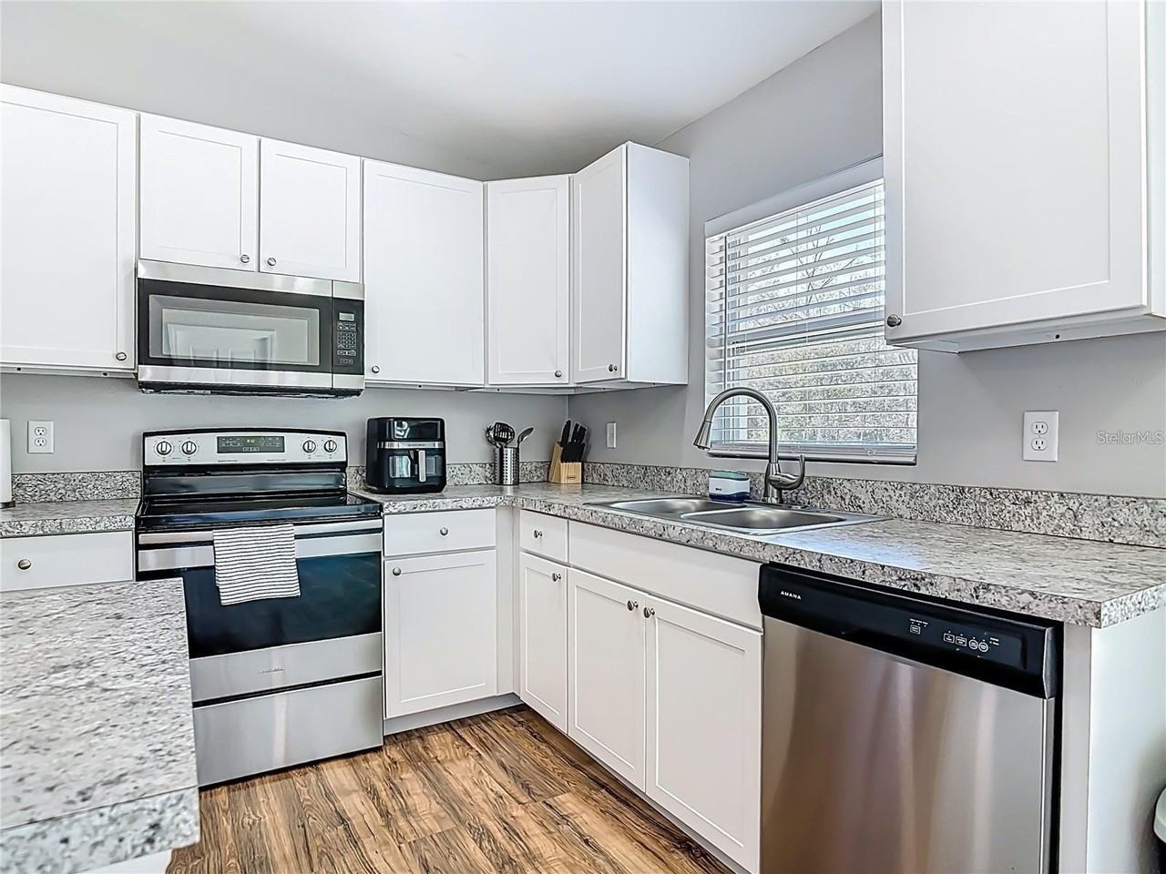640 Chestnut Ave - Photo 2 of 17