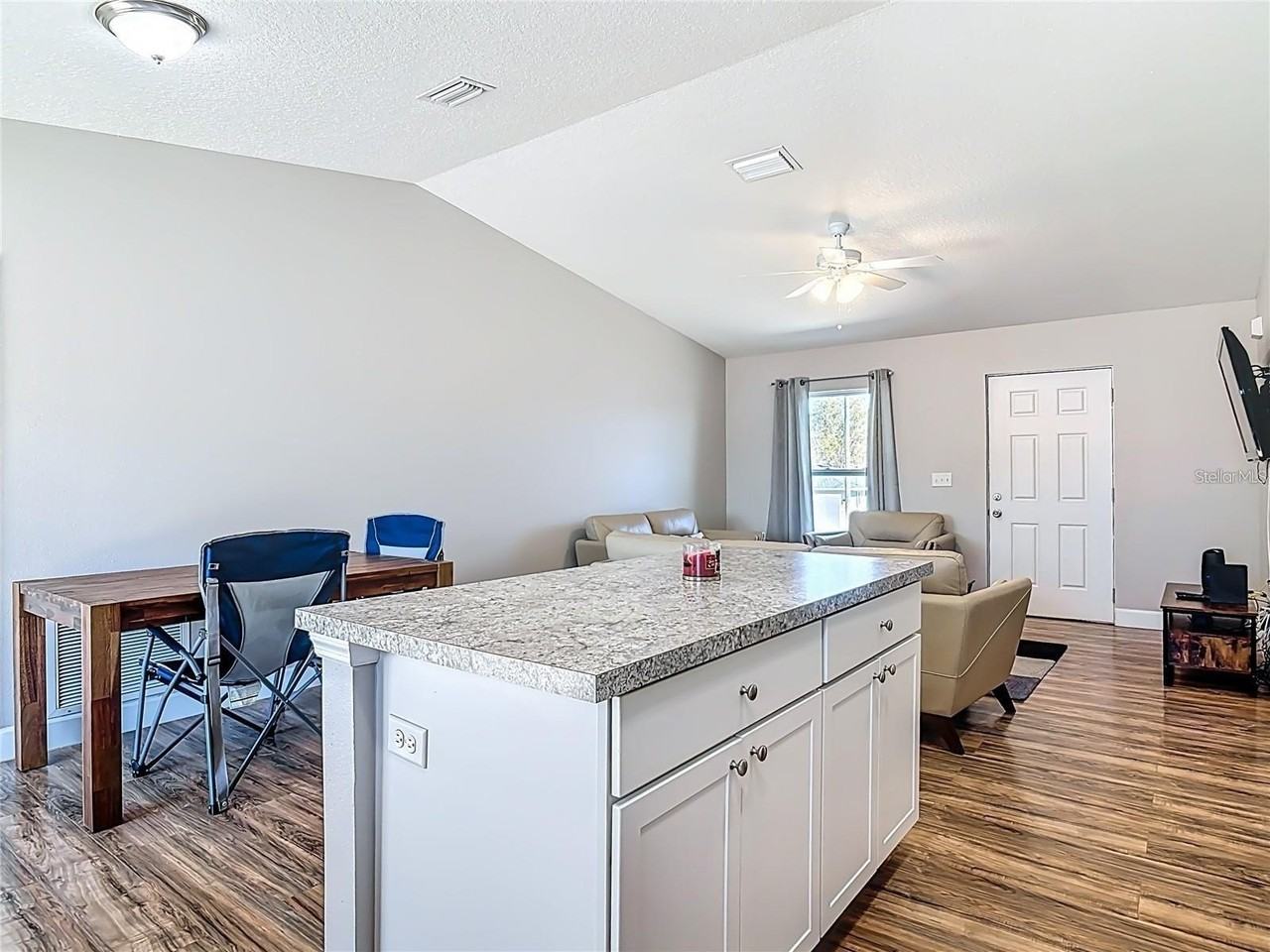 640 Chestnut Ave - Photo 4 of 17