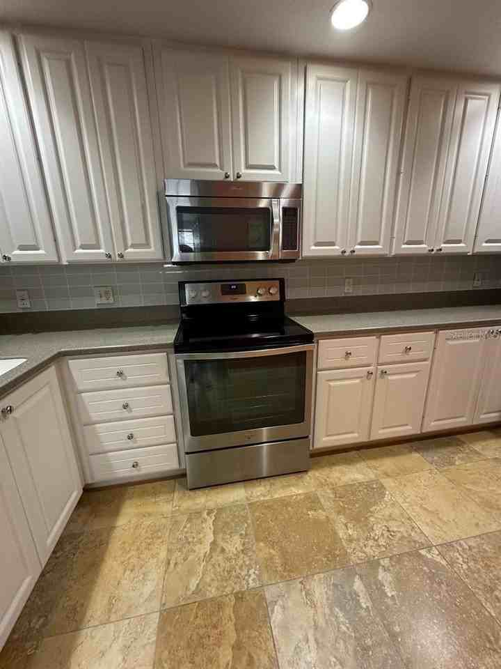 8523 Leatherleaf Ln - Photo 6 of 38