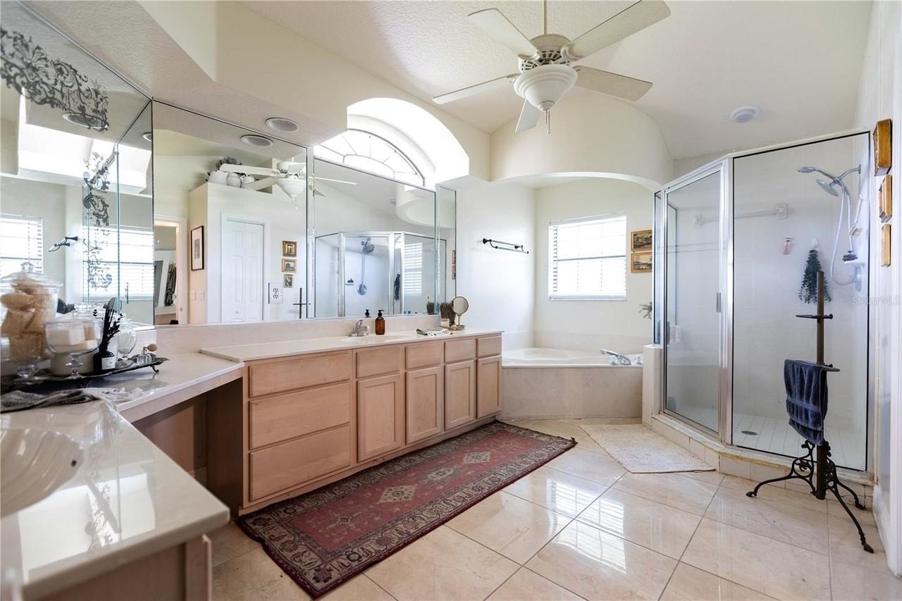 1915 Sw 40th Pl - Photo 3 of 20
