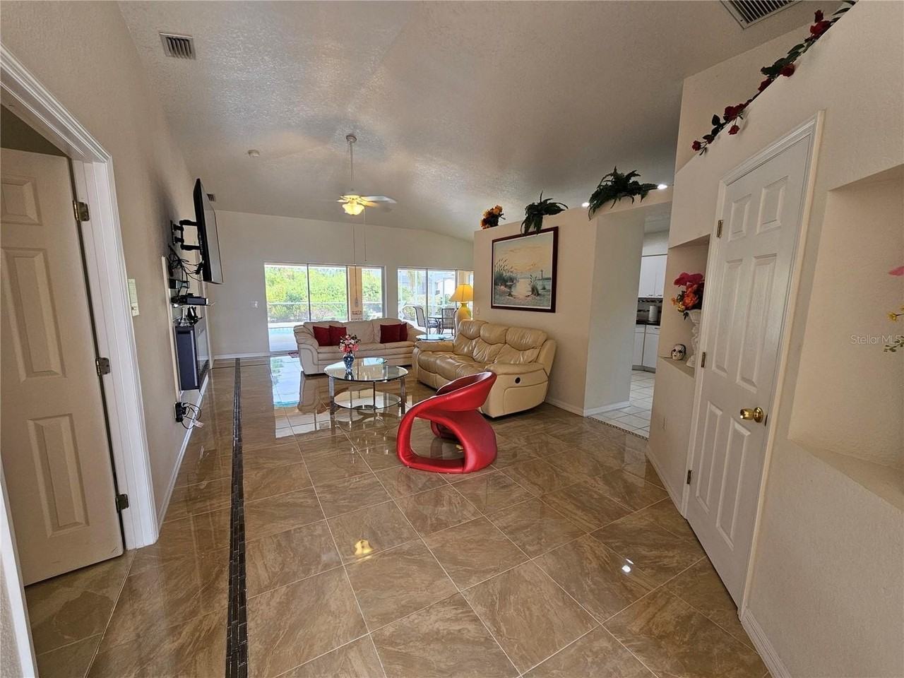 114 Albatross Rd - Photo 3 of 36