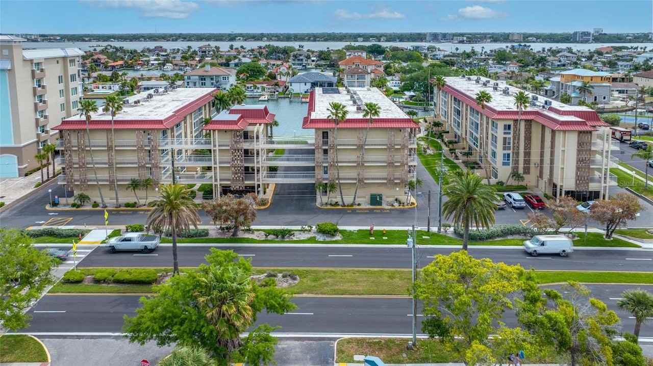 121 Island Way #323