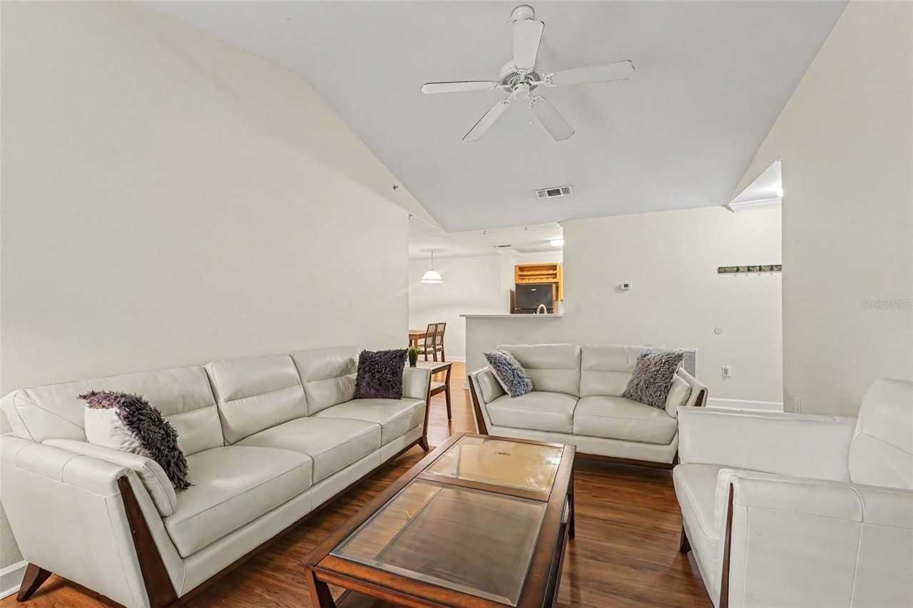 18193 Sterling Gate Cir - Photo 3 of 17