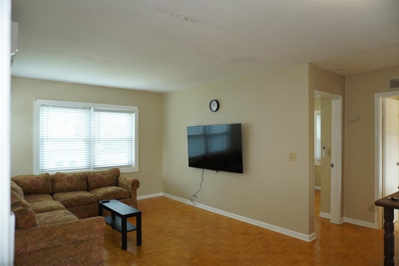 809 W Park Ave #B - Photo 4 of 10