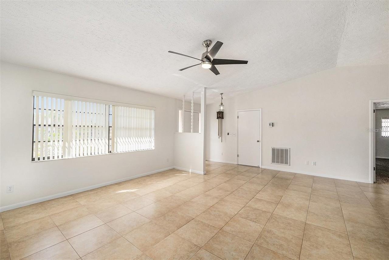 909 Chipaway Dr - Photo 2 of 21