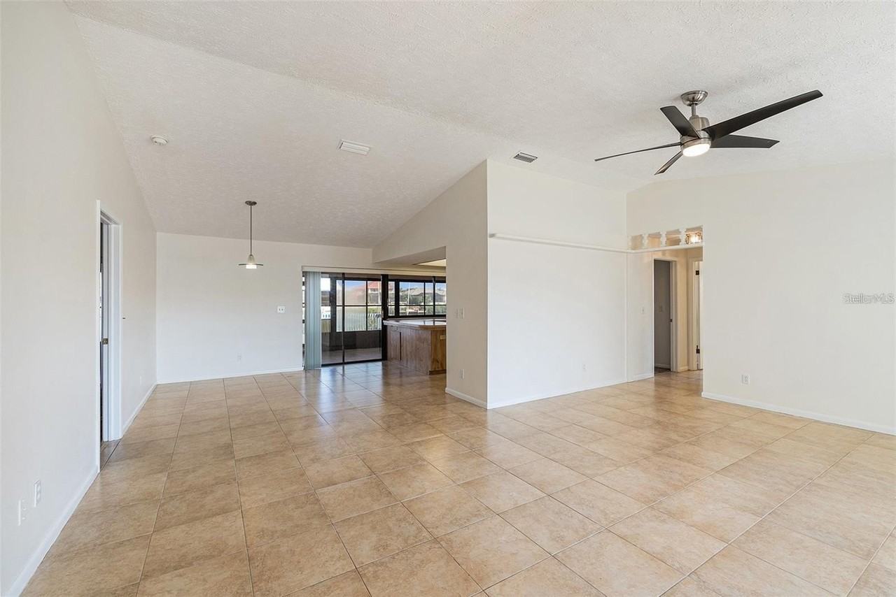 909 Chipaway Dr - Photo 3 of 21