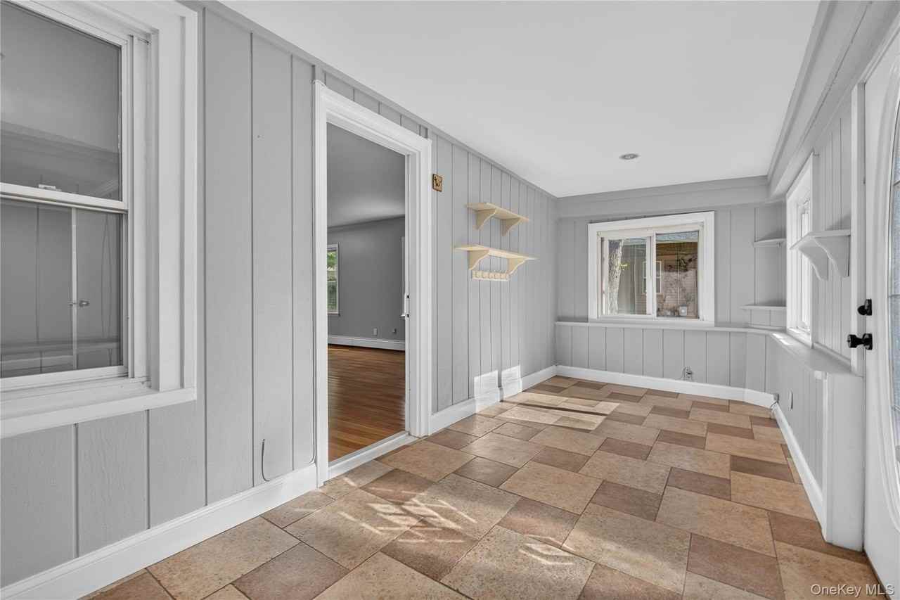 34 Winona Ave #1stFL - Photo 7 of 32