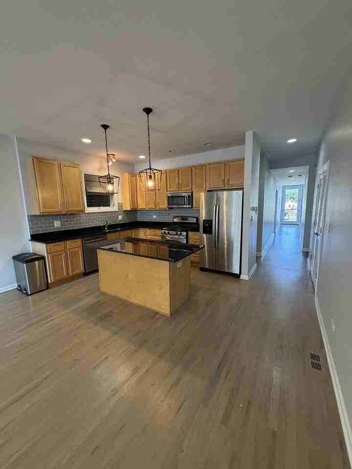 1610 W Grand Ave #3A - Photo 4 of 12