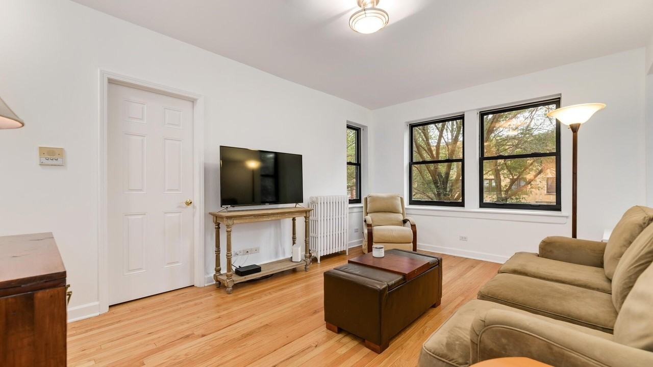 1850 W Lunt Ave #2 - Photo 3 of 15