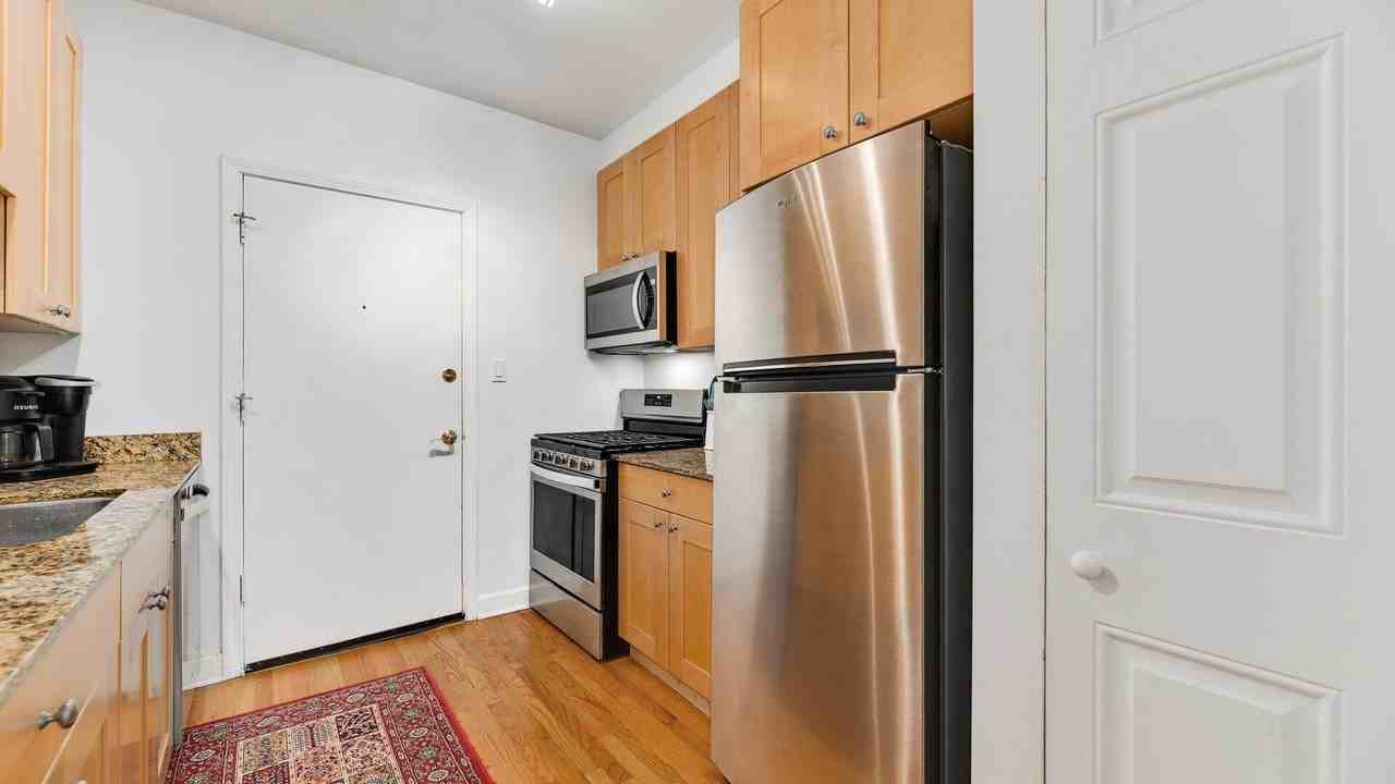 1850 W Lunt Ave #2 - Photo 7 of 15