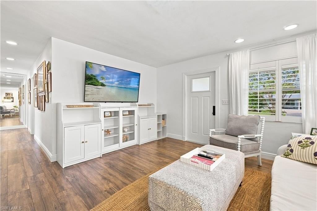 1342 11th St N - Photo 5 of 34