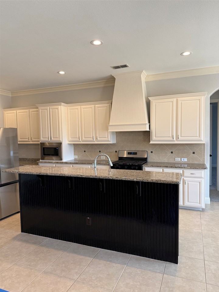 410 Oxford Pl - Photo 4 of 27