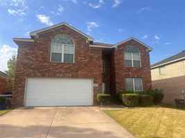 featured image of 2425 Collier Dr