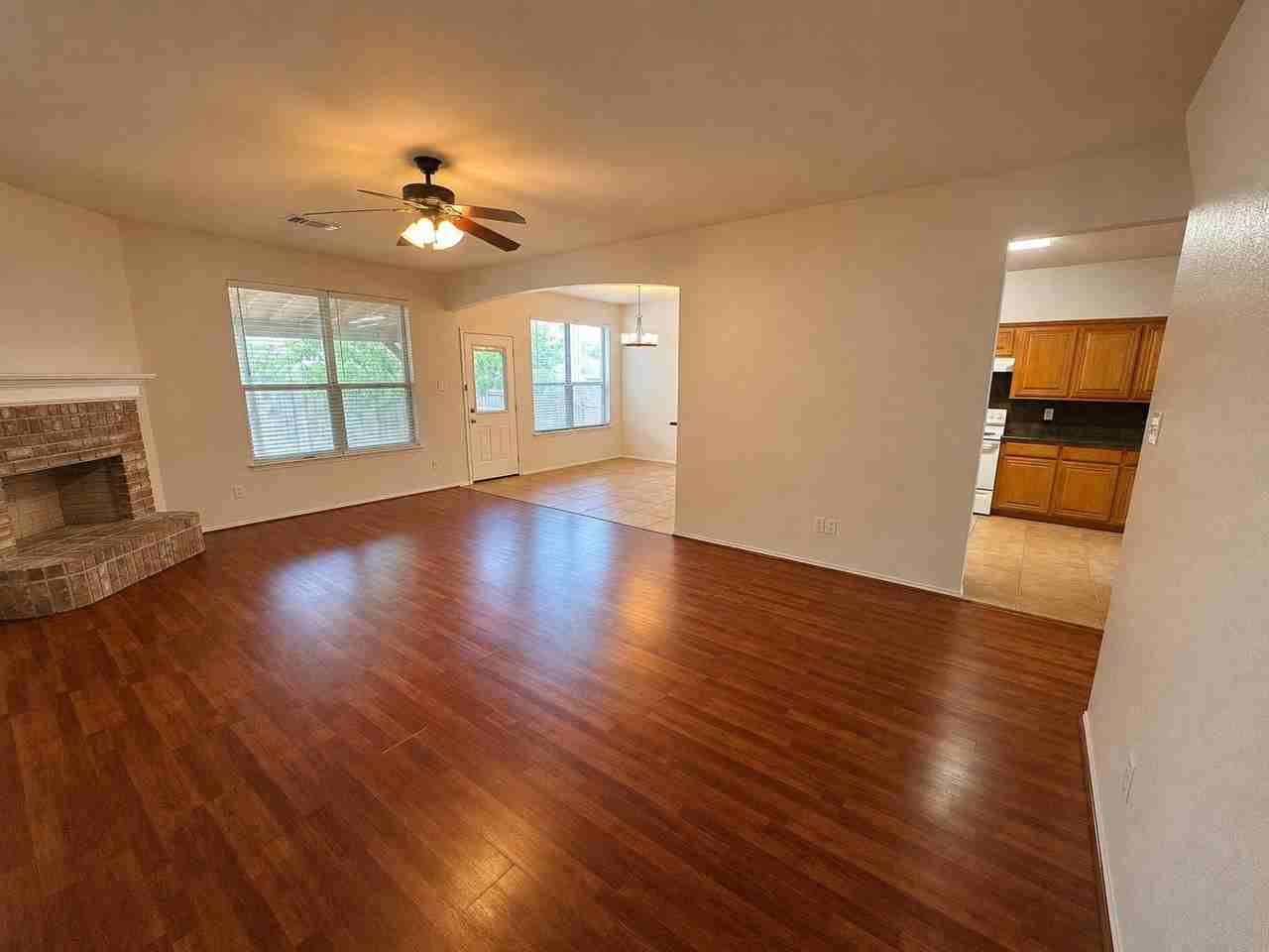 2425 Collier Dr - Photo 3 of 33