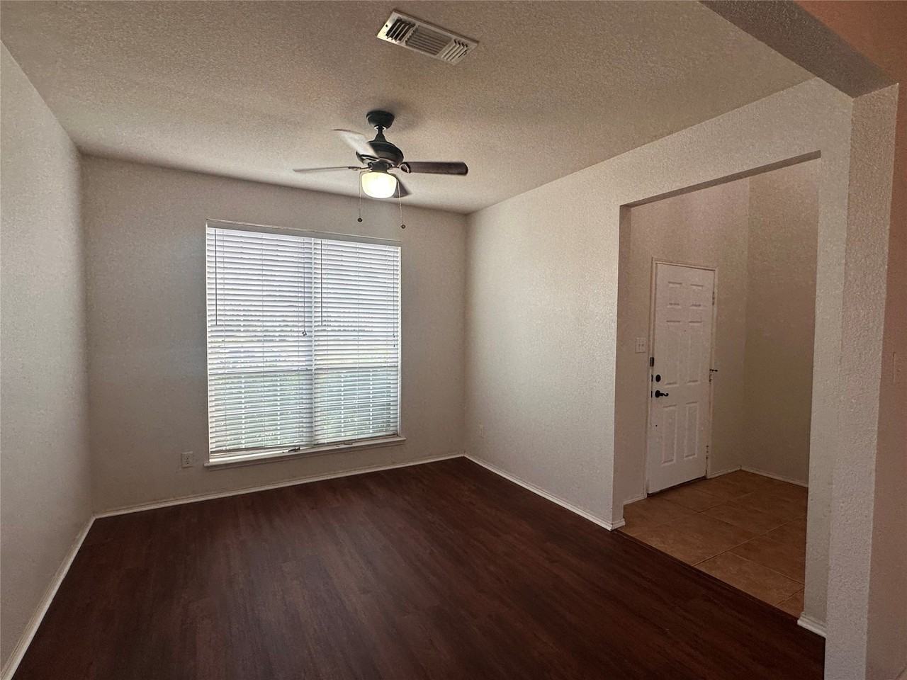 2425 Collier Dr - Photo 4 of 33