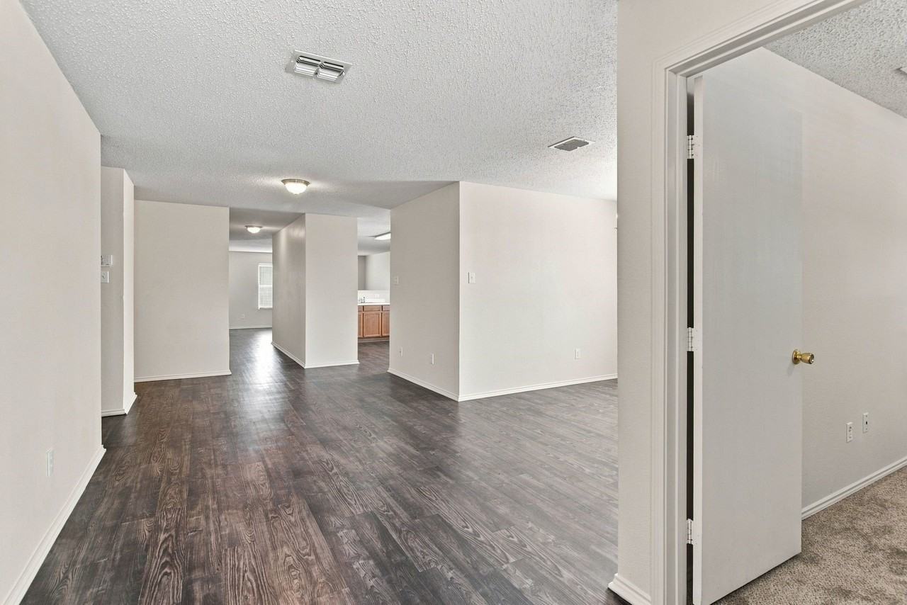 4880 Parkview Hills Ln - Photo 4 of 30