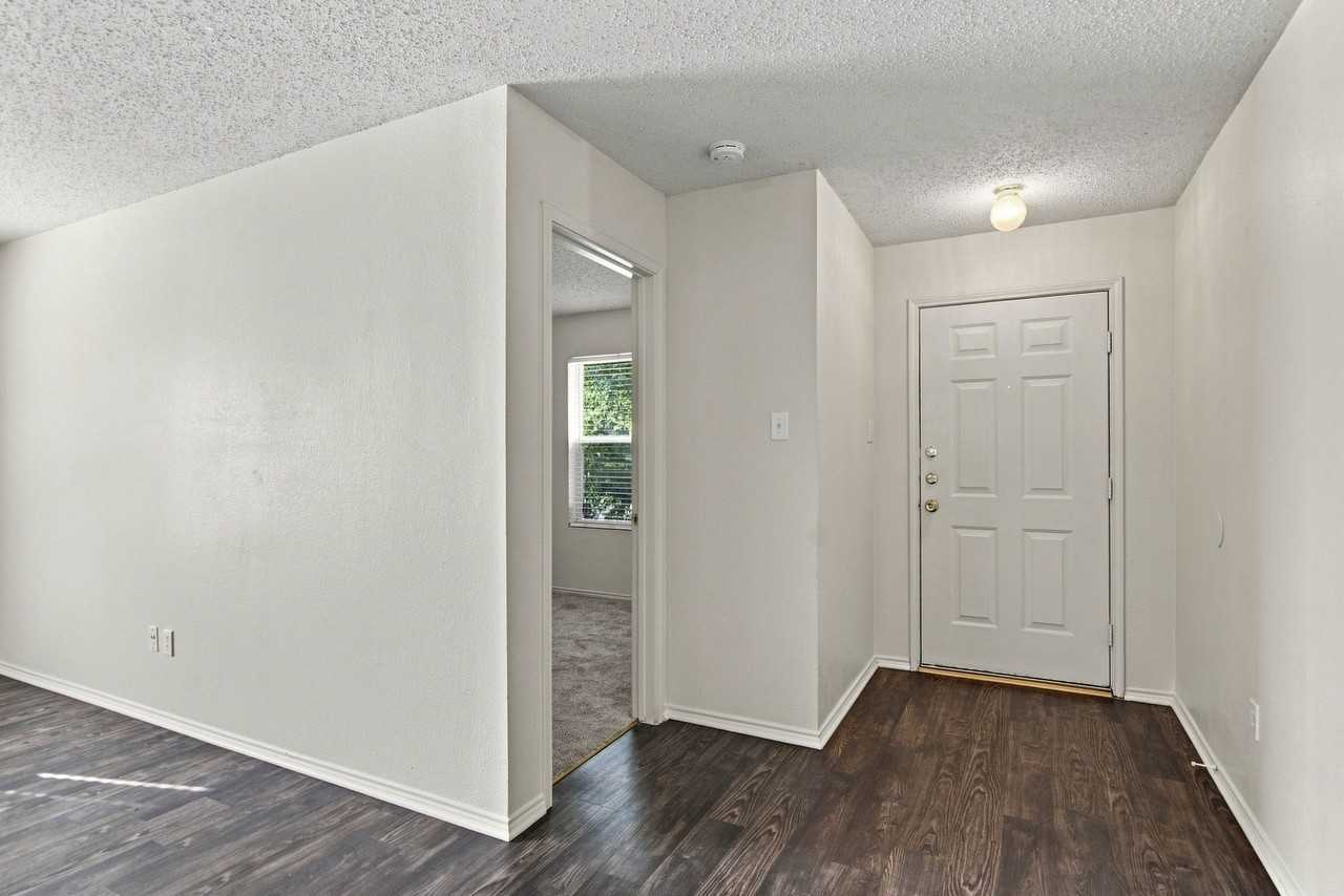 4880 Parkview Hills Ln - Photo 5 of 30
