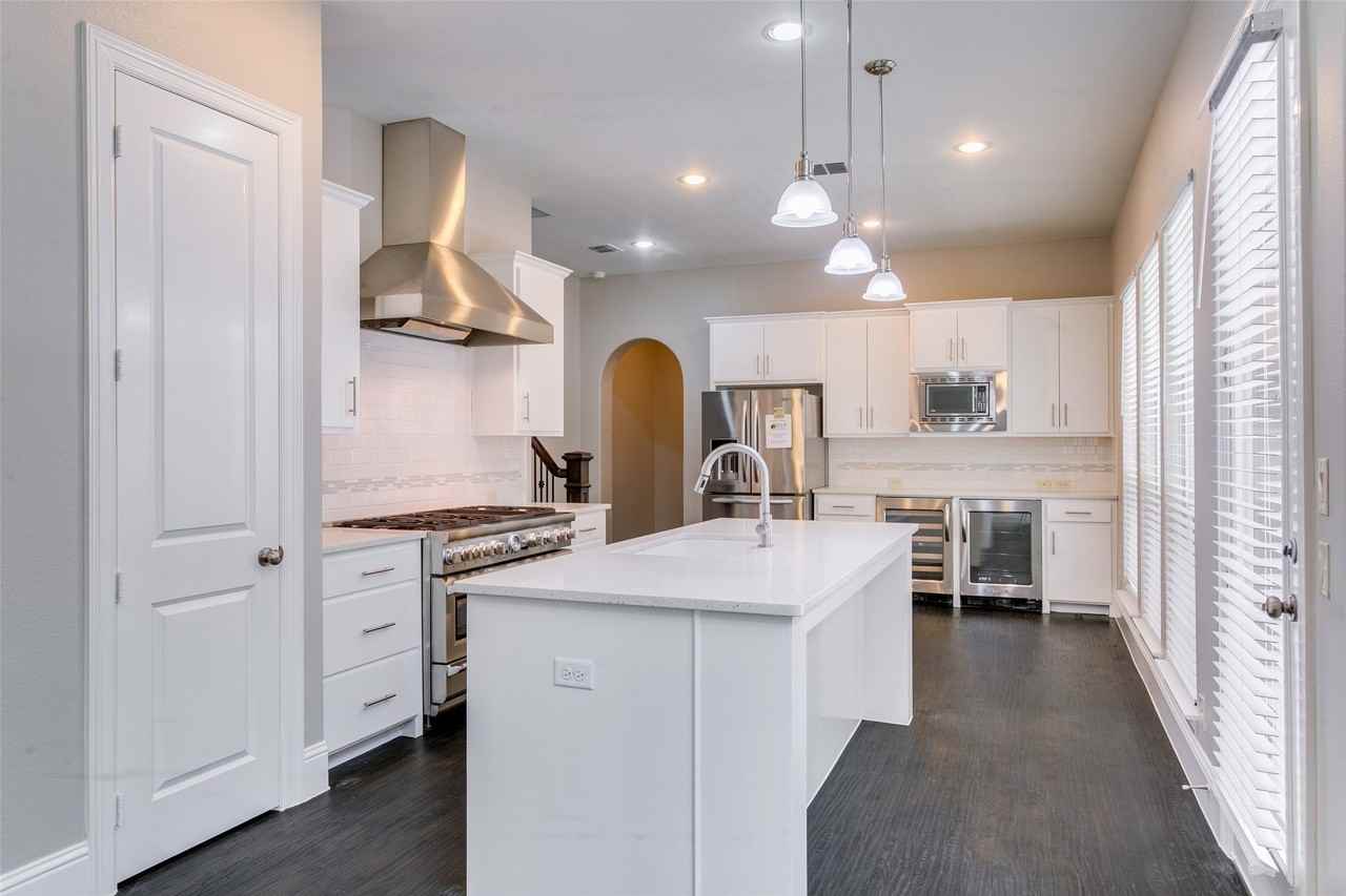 766 E Main St - Photo 3 of 16