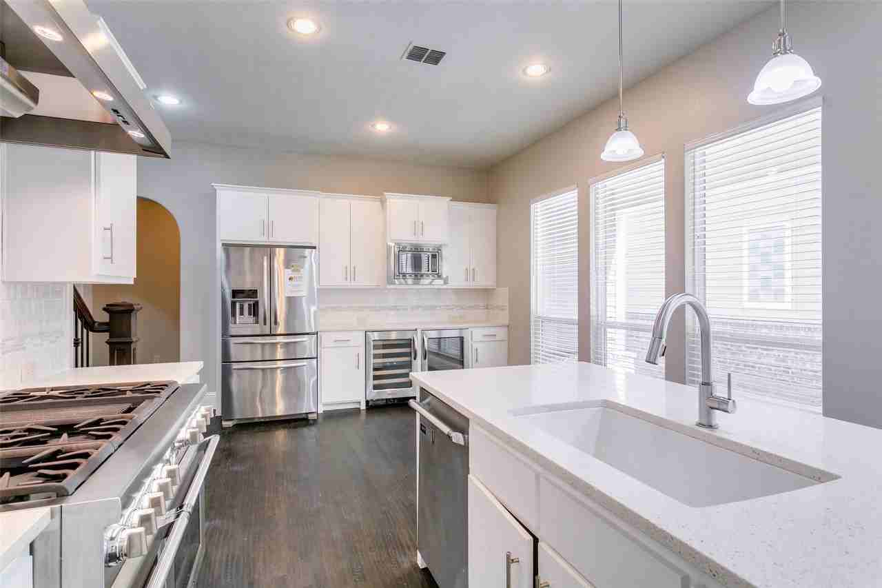 766 E Main St - Photo 4 of 16