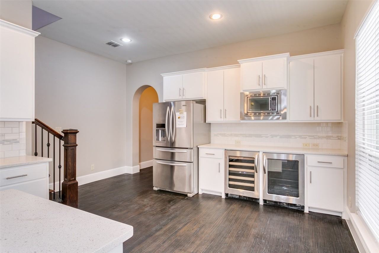 766 E Main St - Photo 5 of 16