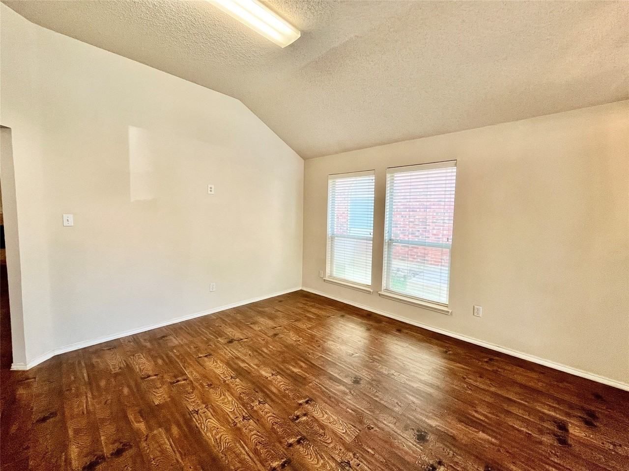 8055 Raleigh Dr - Photo 3 of 32