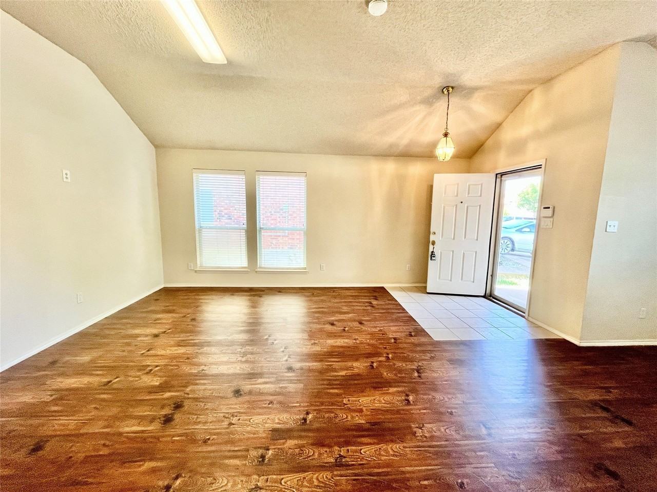 8055 Raleigh Dr - Photo 4 of 32