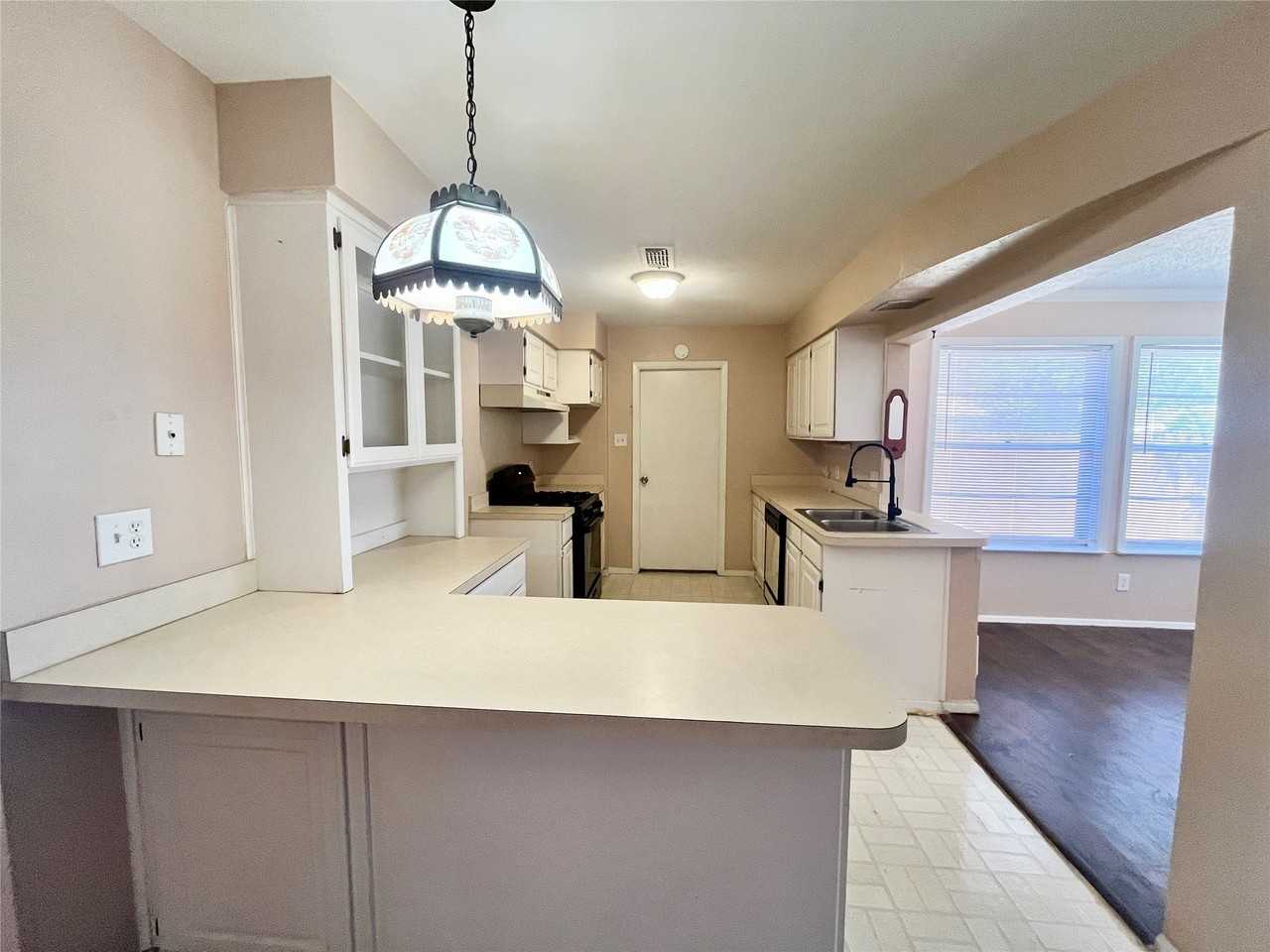 1811 Redwood St - Photo 4 of 22
