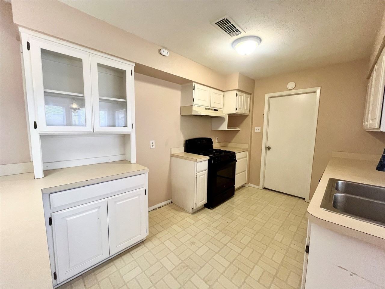 1811 Redwood St - Photo 5 of 22