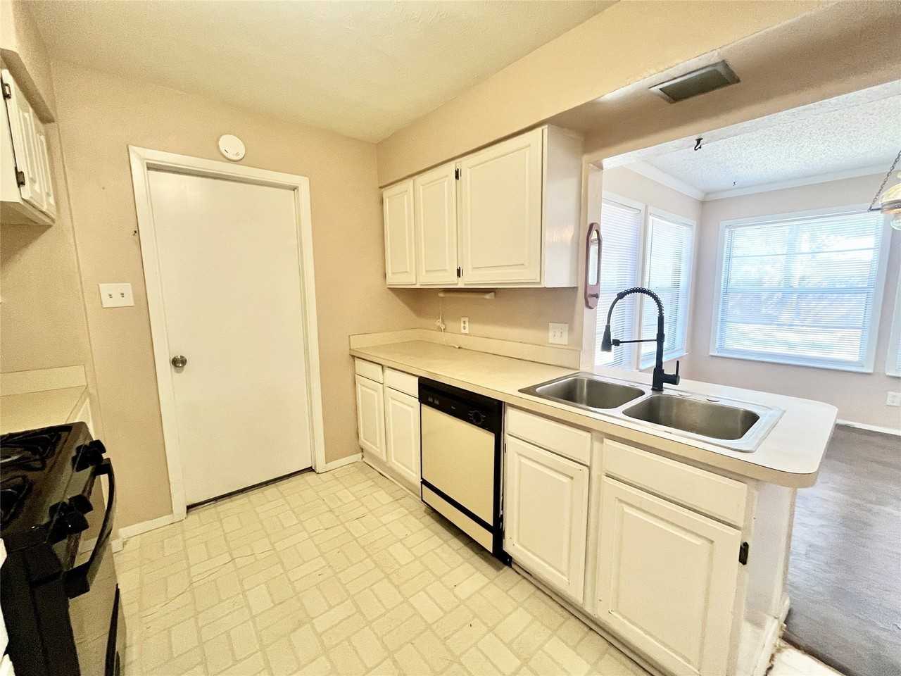 1811 Redwood St - Photo 6 of 22