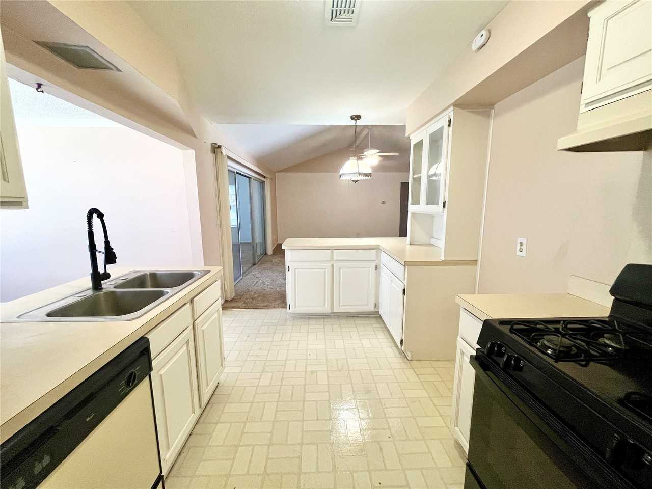 1811 Redwood St - Photo 7 of 22