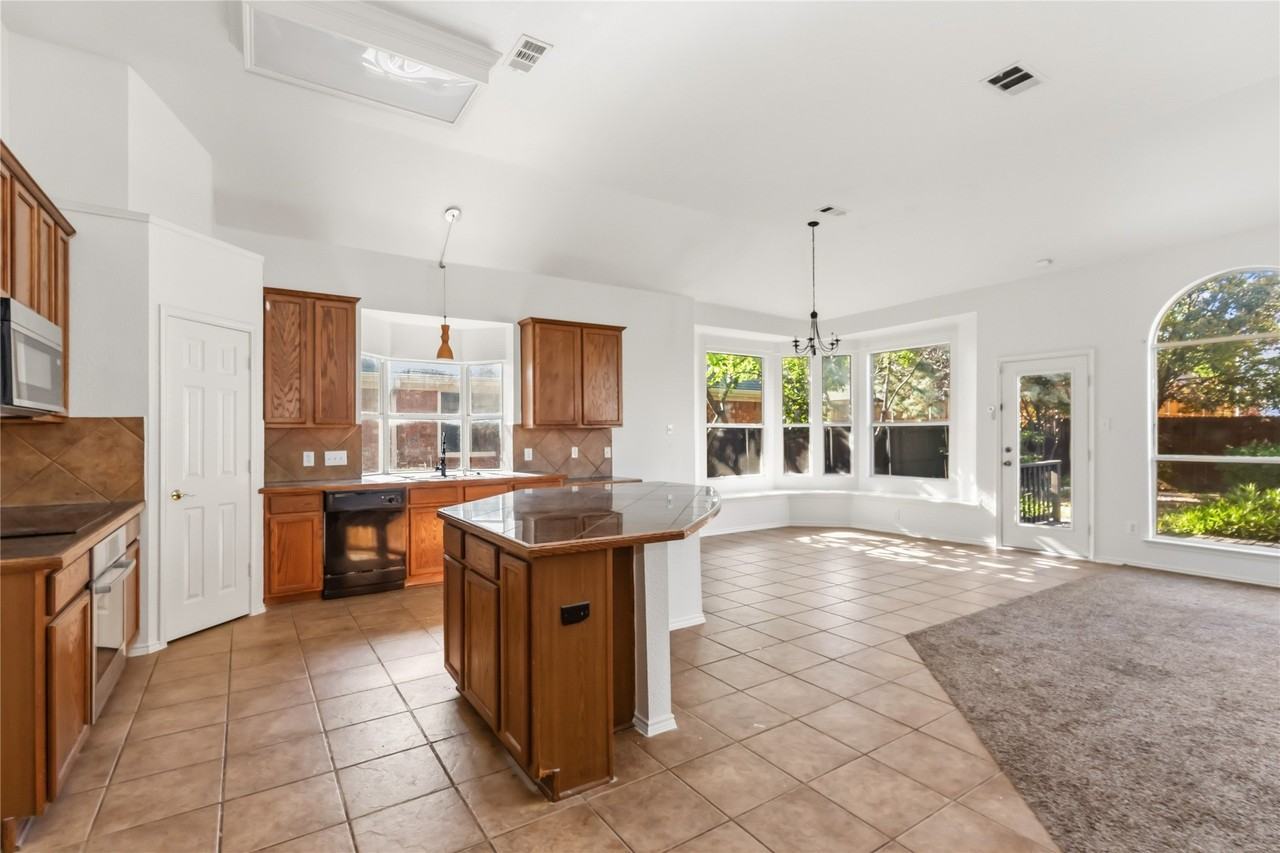 9679 Briardale Dr - Photo 6 of 30