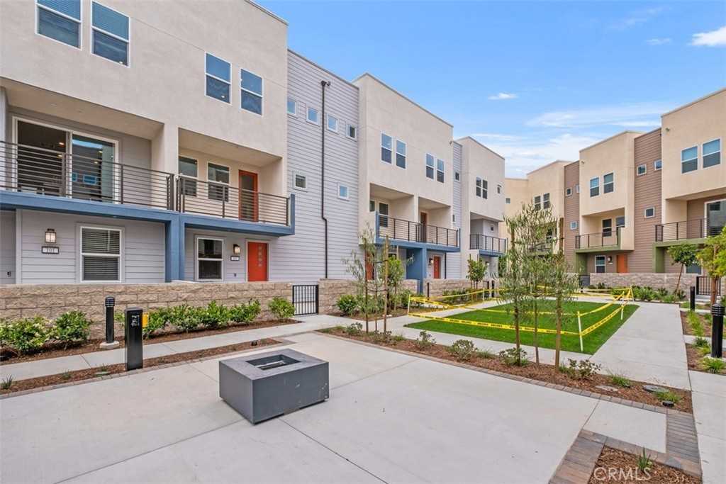 1637 W Lincoln Ave Unit 102 - Photo 4 of 47