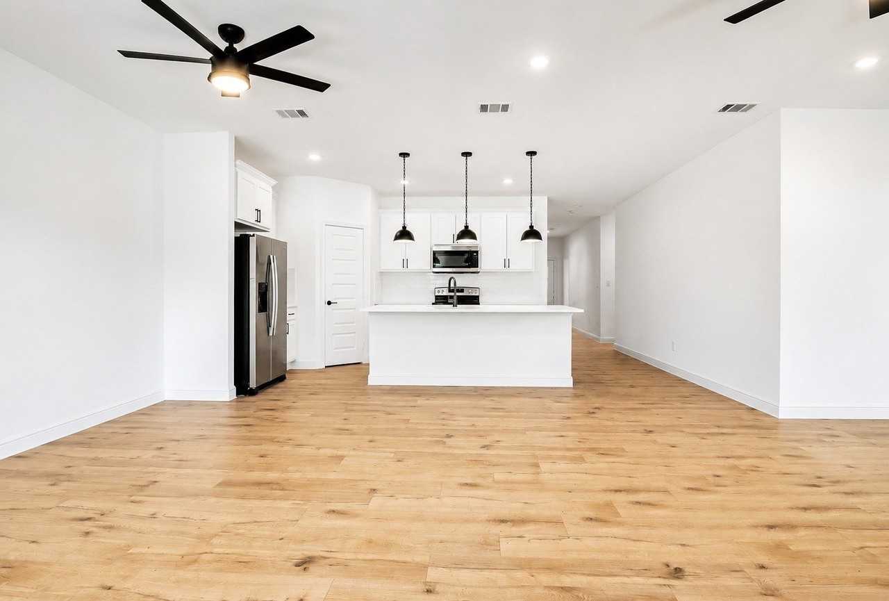 1516 E Humbolt St - Photo 4 of 14