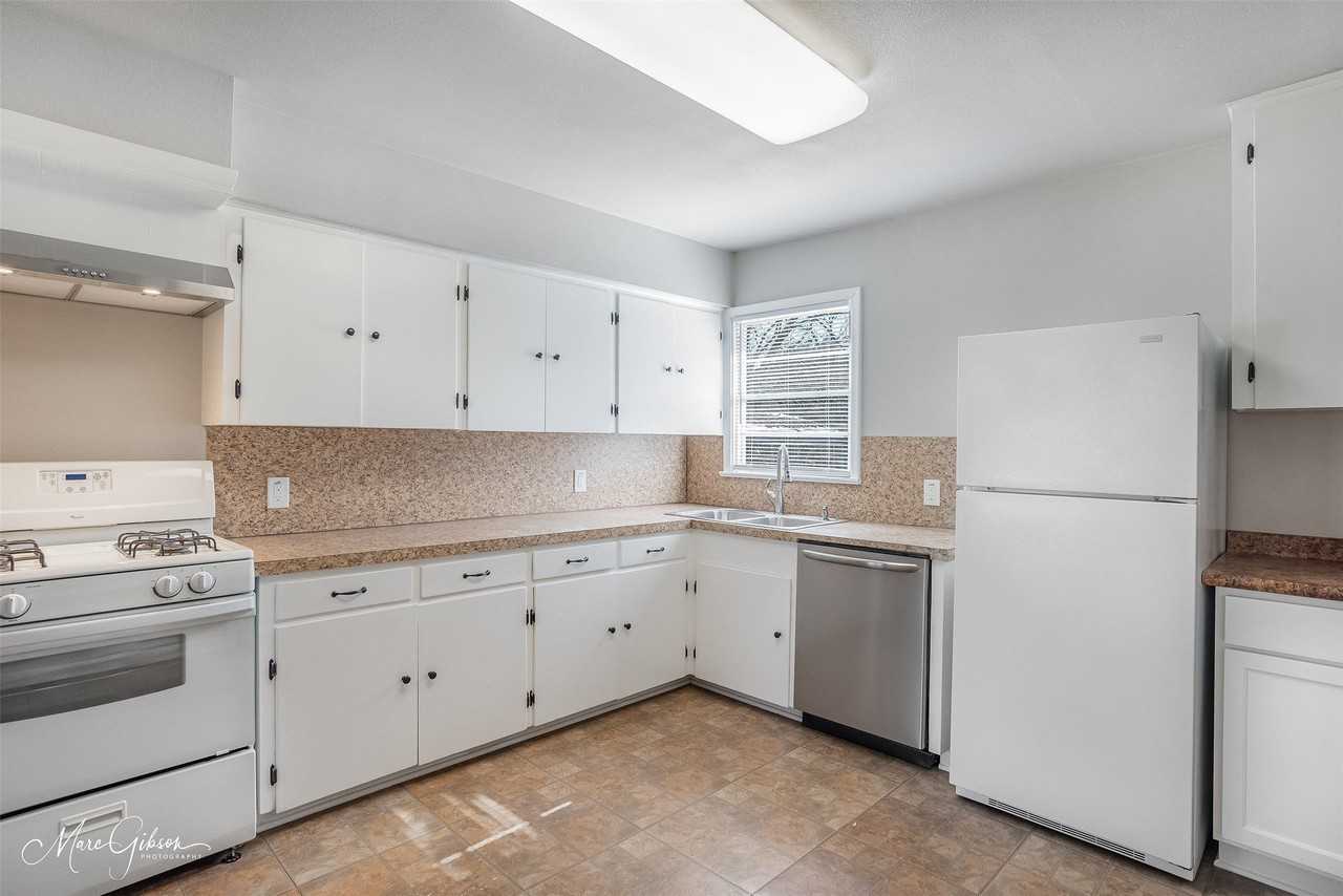 115 Larkin St - Photo 7 of 15