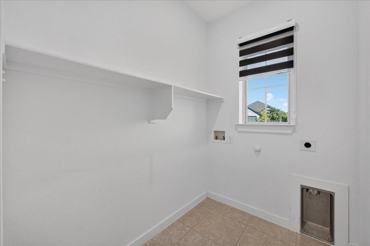3915 Spencer Ln - Photo 4 of 36