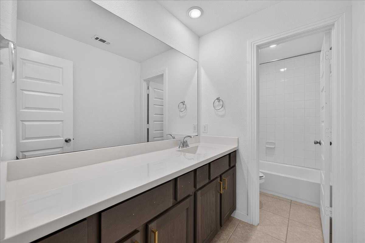 3915 Spencer Ln - Photo 5 of 36