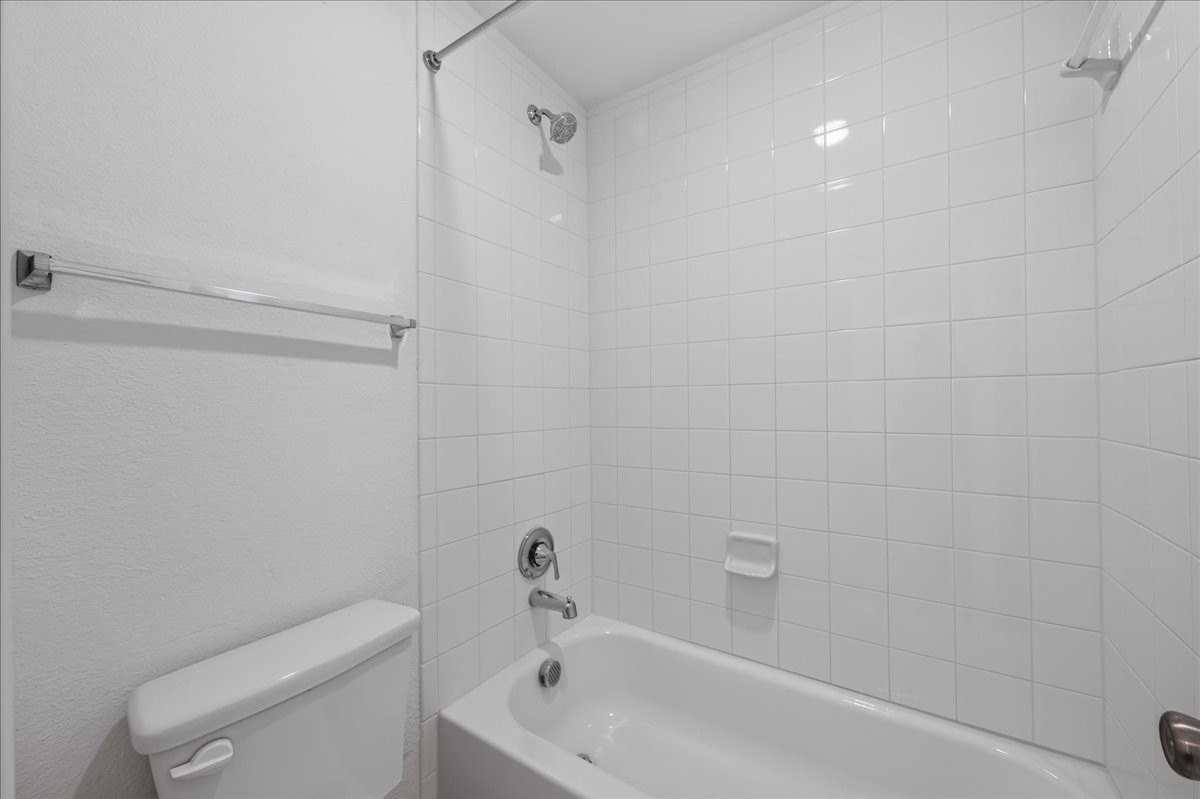 3915 Spencer Ln - Photo 6 of 36