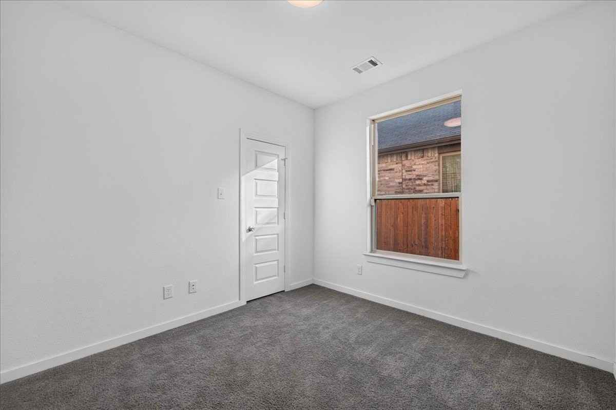 3915 Spencer Ln - Photo 7 of 36